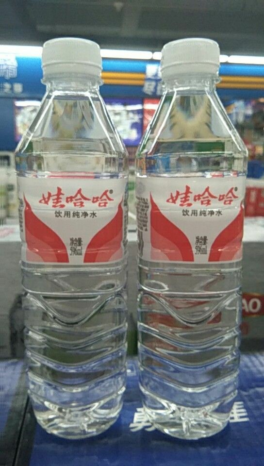 购物店娃哈哈纯净水596ml