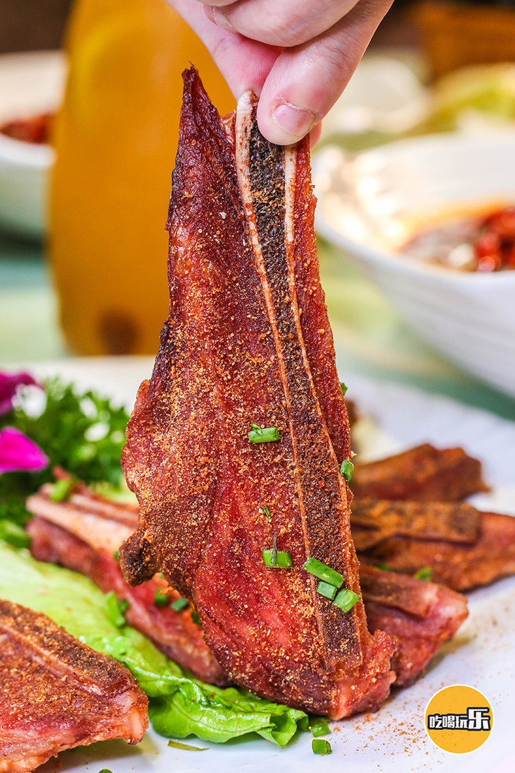 用筷子夹起来有点费劲 那就干脆一勺子捞起来~ 这道泰式碳烤扇子骨