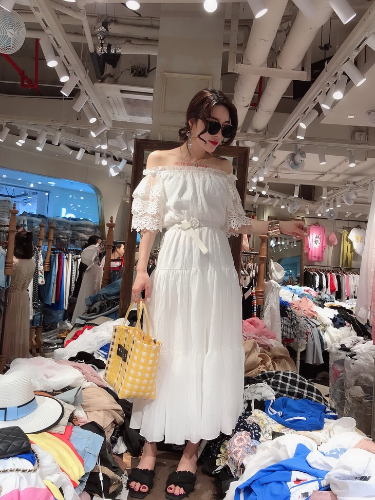 y055白色拉肩连衣裙