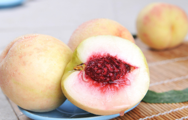 【春雪蜜脆桃】24.9元5斤包邮 果园自熟 脆甜爽口 已售20万斤!