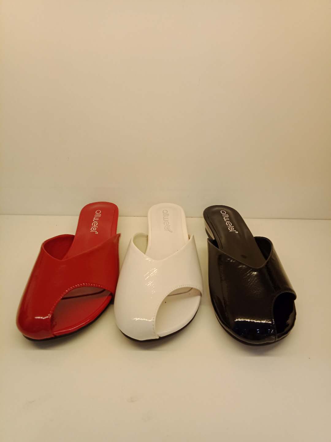 爱丽维斯5-818-1黑,米,红 2018年夏季女专柜平底鱼嘴漆皮凉拖鞋