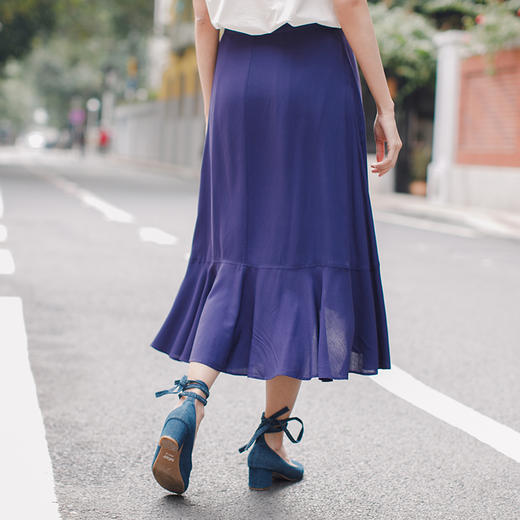 茵曼 高腰显瘦荷叶边不规则裙子 宽松垂感冰丝半身裙夏女2018新款