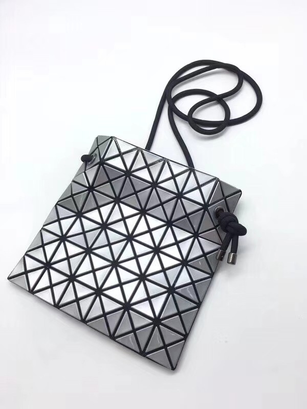 三宅一生新品抽绳水桶包