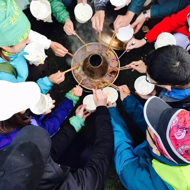 天气冷的话,围坐在一起吃一顿藏式铜火锅,给冷冽的空气增添了一丝热闹