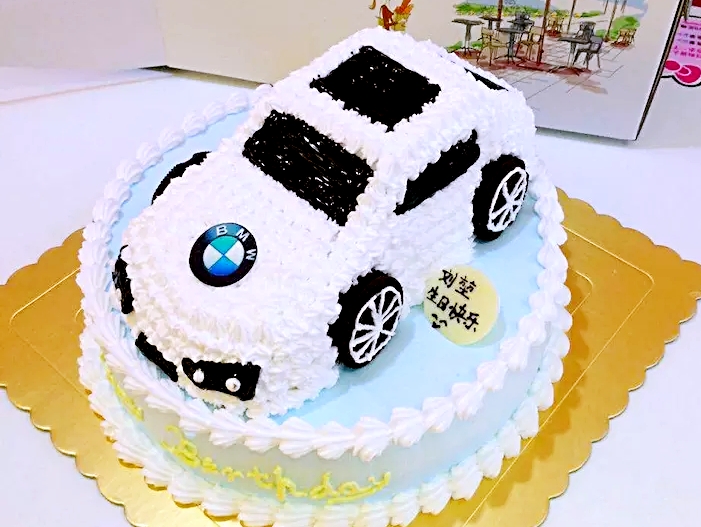 双层白色宝马汽车蛋糕