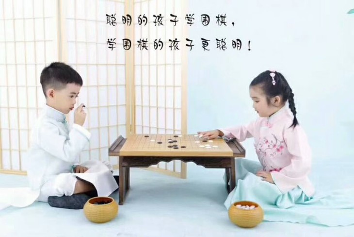 那对于孩子的性格培养将会有积极的影响 学围棋注重对局礼仪 对弈前