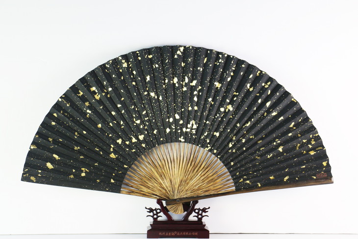 绢竹折扇 扇面有粉,绿,紫为底色,所有图案,均为手绘.