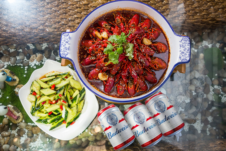 世界杯狂欢套餐,2斤小龙虾 下酒菜1份 3罐百威啤酒,总价值206元!