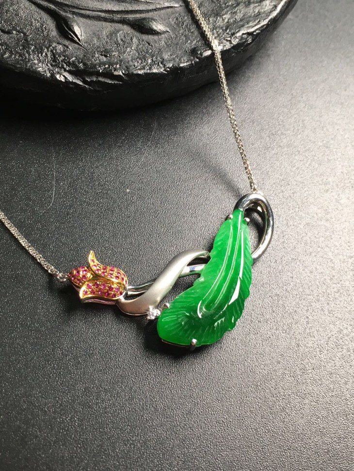 【11779】翡翠冰种辣绿羽毛吊坠