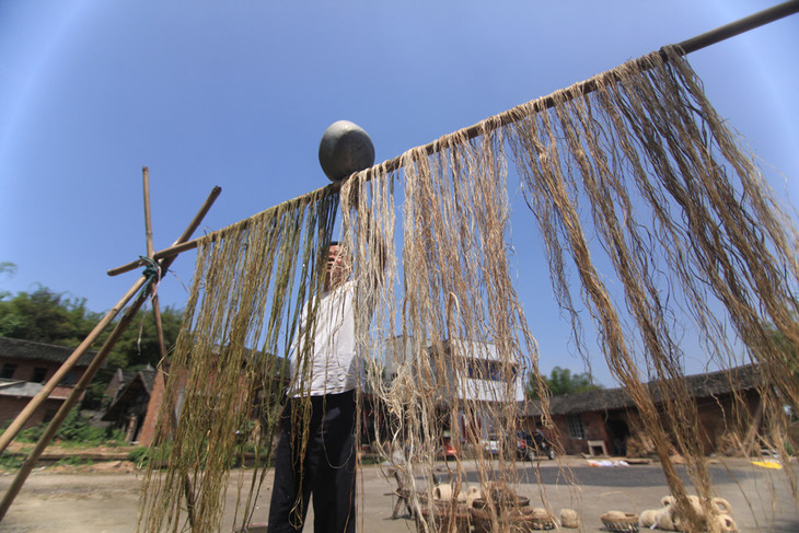 贵,另一个是对非遗产品创新的乏力,"《夏布志》作者曾令文老师如是说