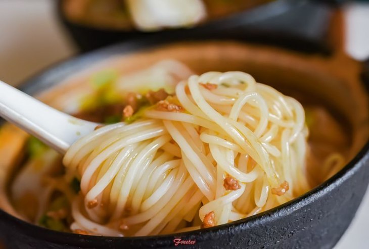 原来,老板所说的 酸浆米线是大米经过发酵后磨粉制成的.