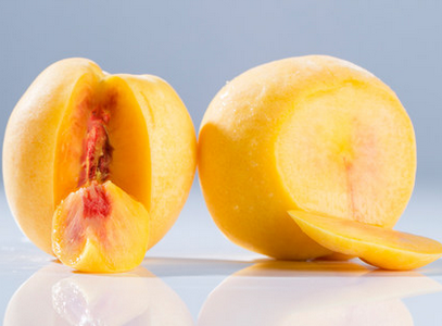 现摘夏季爆款黄桃,鲜嫩多汁,超级好吃.