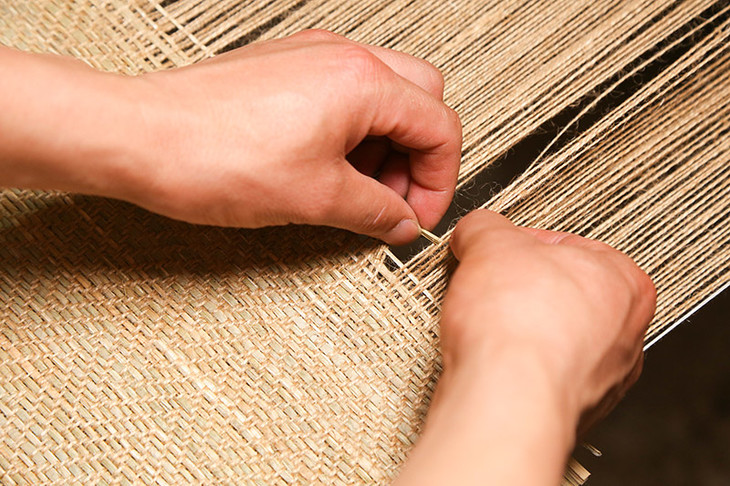 比赤脚走地板还凉爽 手工蔺草编织居家拖鞋 吸汗还能除臭 穿上就不想