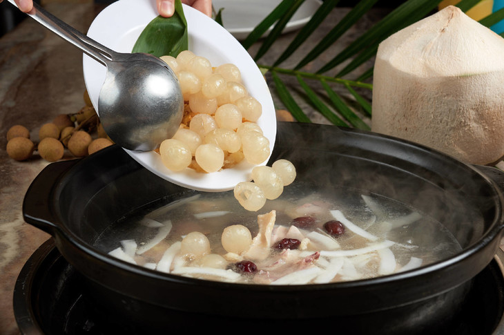 煮粥:将龙眼果肉与白米糙米等一起煮粥,粥味更好; 煲汤:将龙眼与红豆