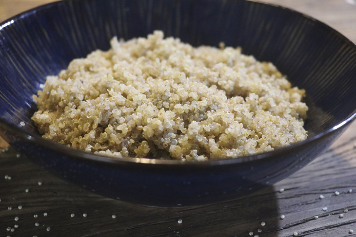 煮熟后沥水的藜麦饭