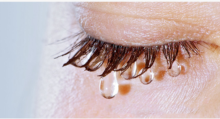 泪液在眼睛里,能形成一层6~7微米的液体薄膜,滋润眼睛保持湿润,还能