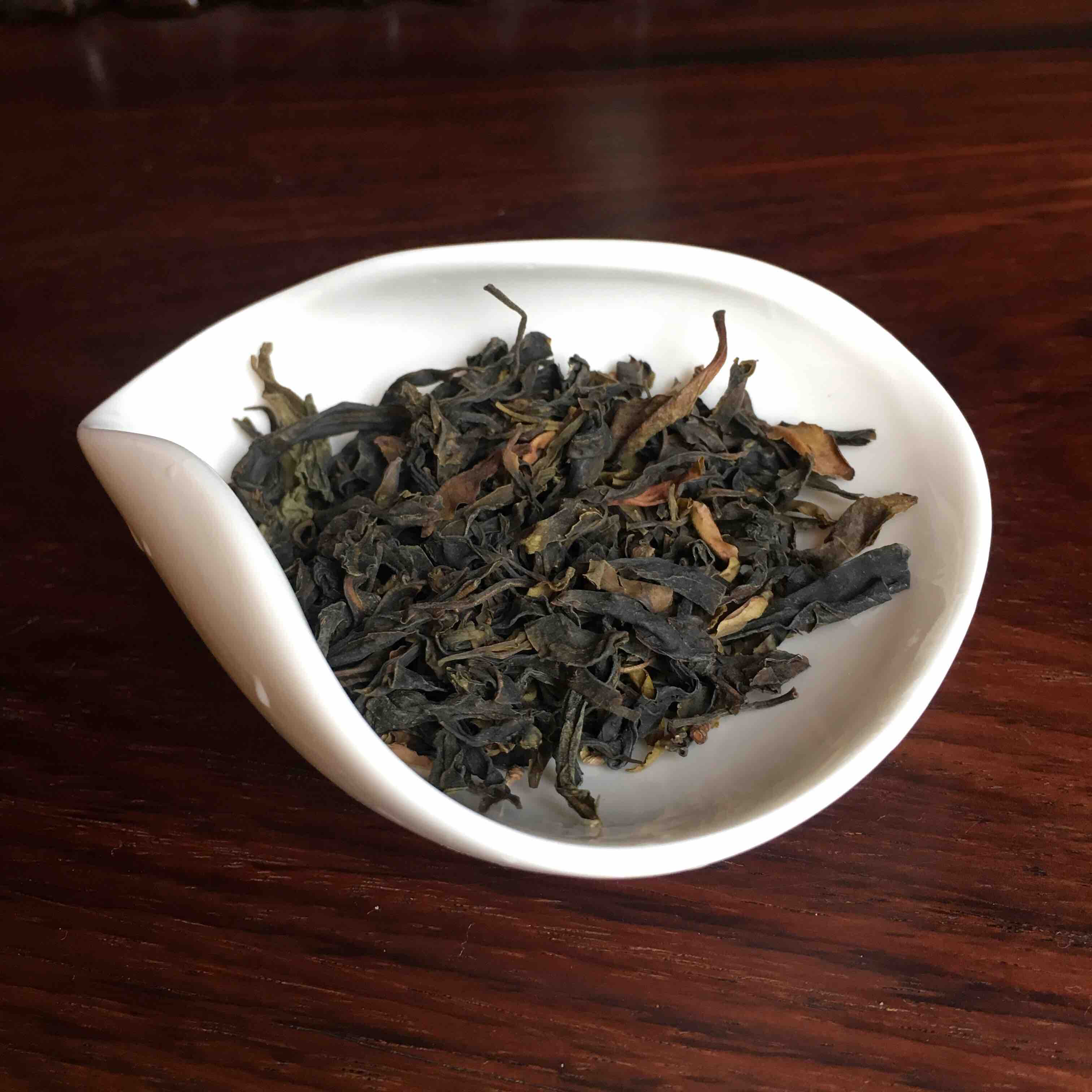 干茶:墨绿色油亮,叶片质厚肥大,香气突出,有山野气息