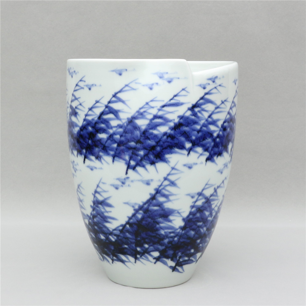 h28cm 作   者:秦锡麟   年   代:2004年 款识: 秦锡麟 作于景德 