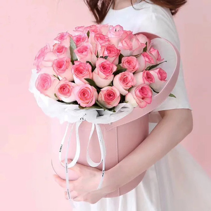 33朵红唇玫瑰抱抱桶花束