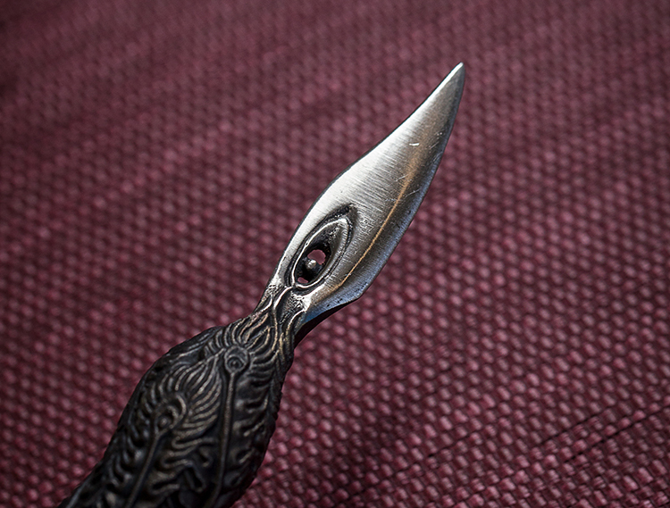 ﹉﹉﹉﹉﹉ 小马哥用简约抽象的圆雕, 铸造出这样一把孔雀造型的茶刀