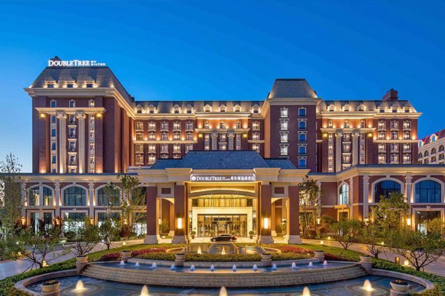 【青岛东方影都万达希尔顿逸林酒店】坐落于东方影都