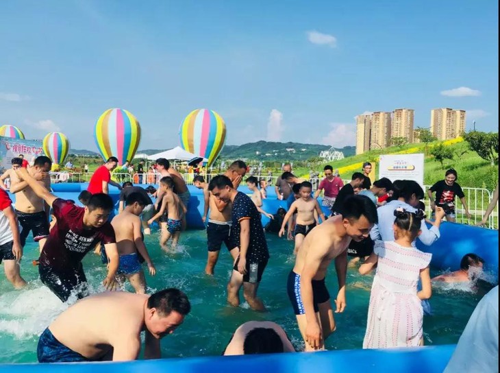 周末的晚上还可以欣赏精彩乐队演出