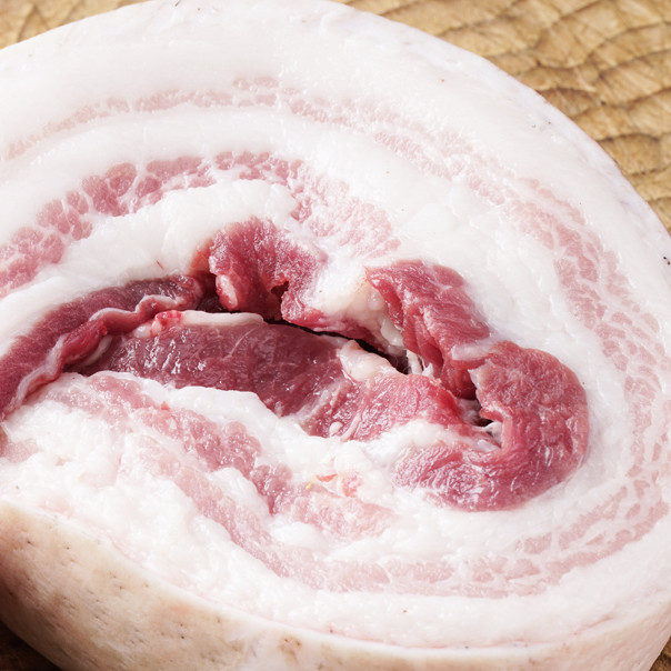 个月 红白分明  肥而不腻   粘粘的皮,肥而不腻的肉,吃出猪肉的本味来