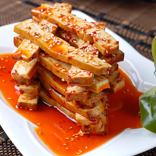 炒锅倒油烧热,下豆干条煸炒至金黄,夹出备用; 3.