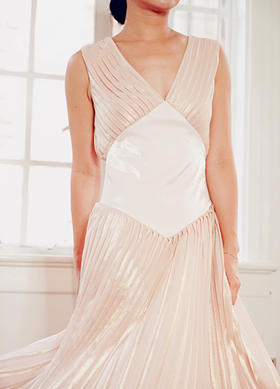 AtelierMissLu / Ursula 裸粉拼白褶皱裙