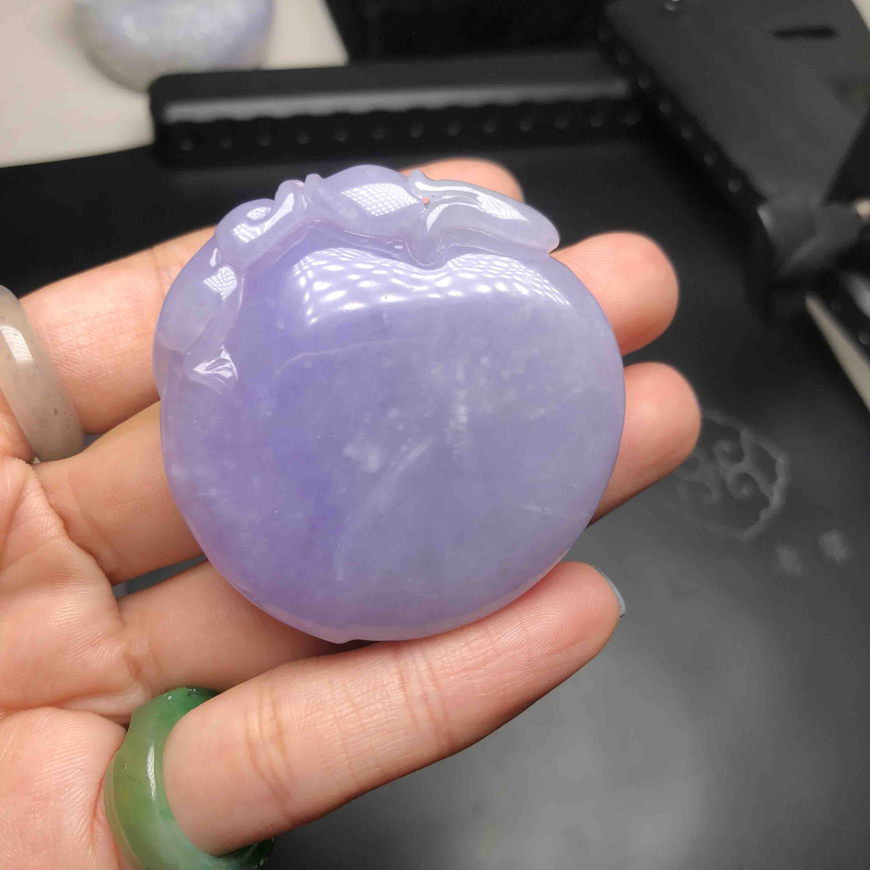 糯种浓紫寿桃,颜色浓郁,整体紫色,厚到没朋友,完美,绳艺和金扣设计均