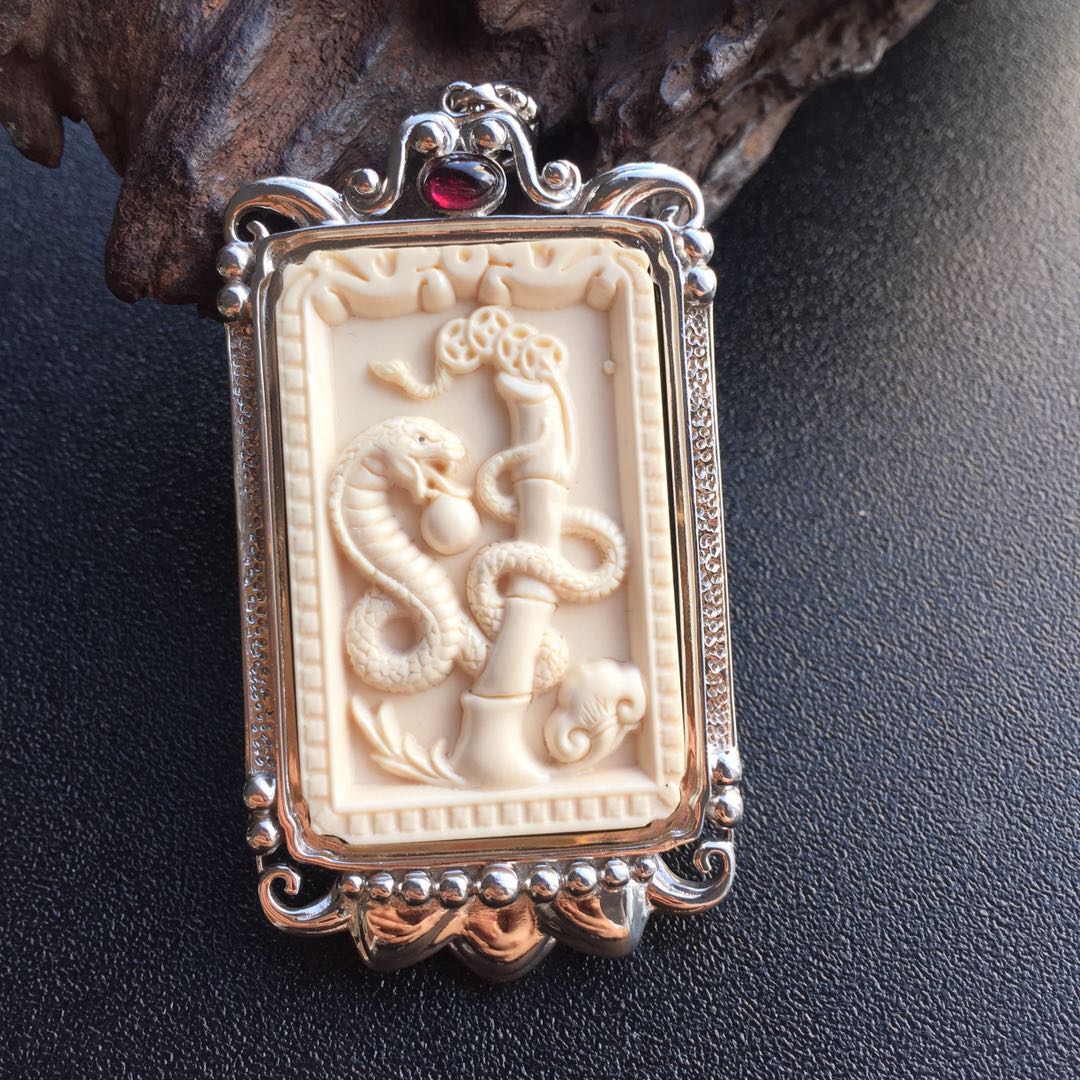 【d49473】猛犸象牙生肖蛇挂件