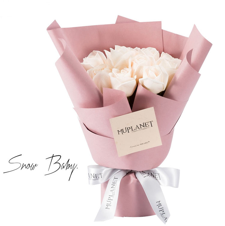 花材:12支精选白玫瑰 包装:里层白色雾面纸3-4张,外层粉色牛皮纸3-4张