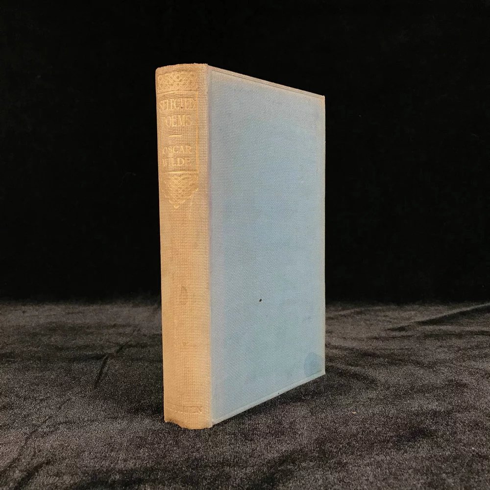 5cm 书籍为漆面精装,书脊有些褪色,封面右下角有一小处污迹,书本整体