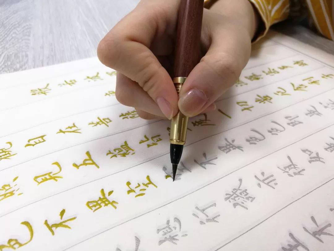 可以随时随地,想写就写, 并不局限于书写场景,也不拘泥于握笔姿势,而