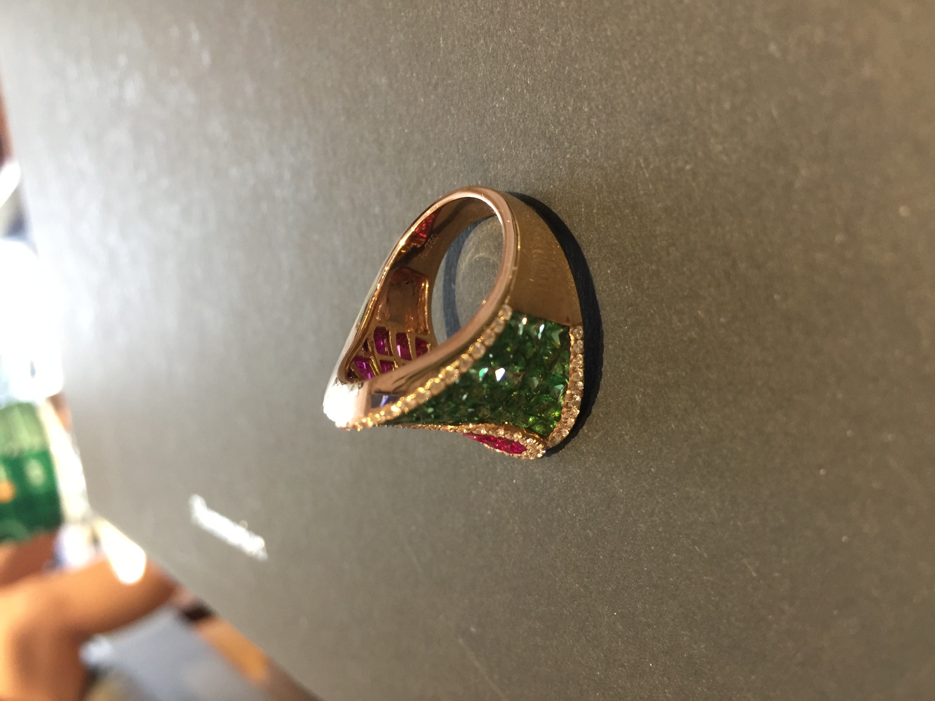 无边镶嵌工艺红宝石钻石戒指