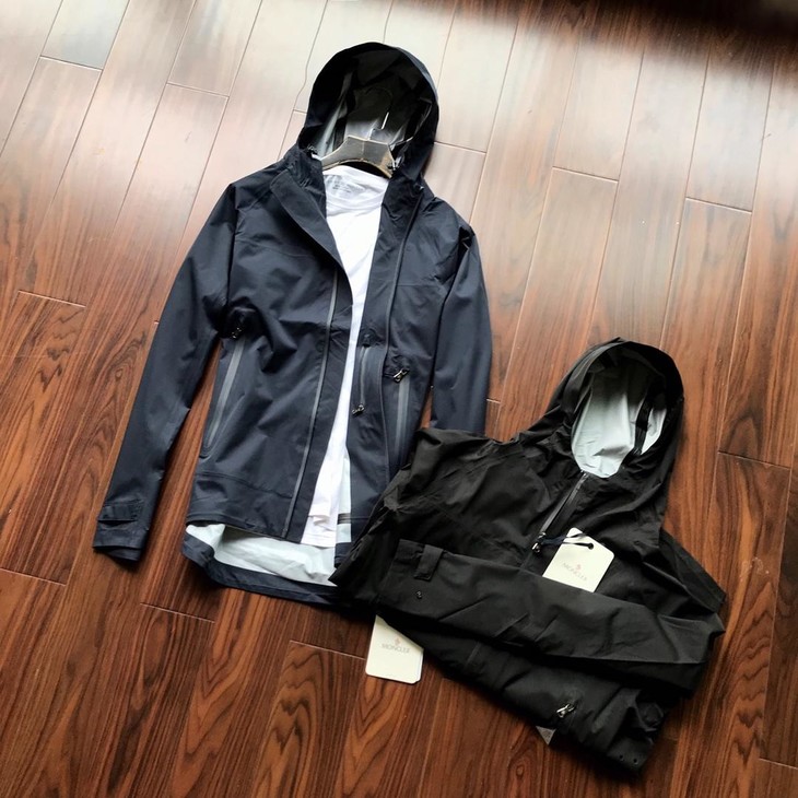 点此购买 moncler蒙口 男款连帽冲锋衣,单冲外套 104392 hot