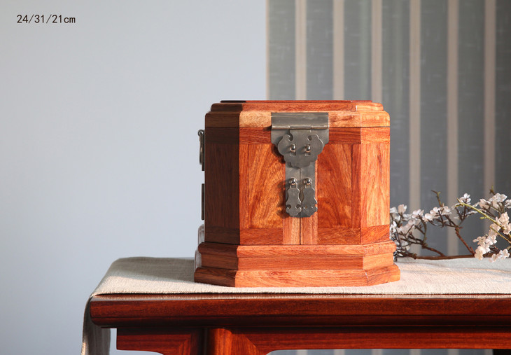 在古代中国,镜箱(梳妆箱)是女性出嫁时必不可少的嫁妆,也是古代判性