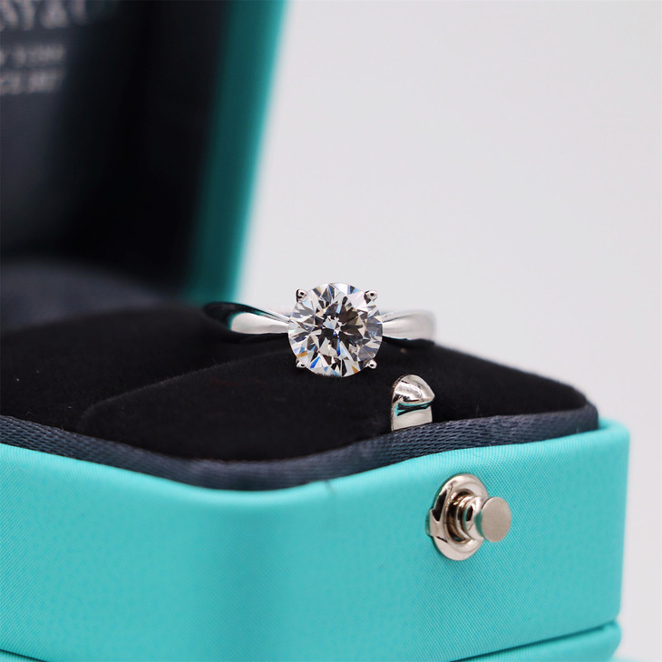 编码tfj59178,蒂芙尼四爪1.5克拉 925纯银戒指