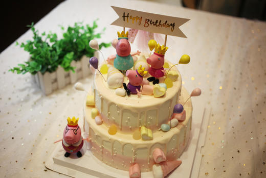 场景主题蛋糕系列｜小猪佩奇一家 一家四口 双层，如图款式，新鲜水果，动物性淡奶油~ 商品图1