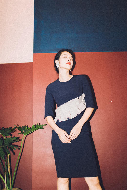 AtelierMissLu / Brenda 藏青褶皱装饰中袖连身裙 商品图8