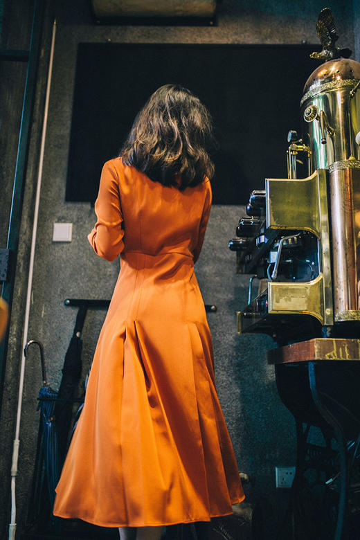 AtelierMissLu / Sabrina 亮橘风琴摆系扣长风衣 商品图2