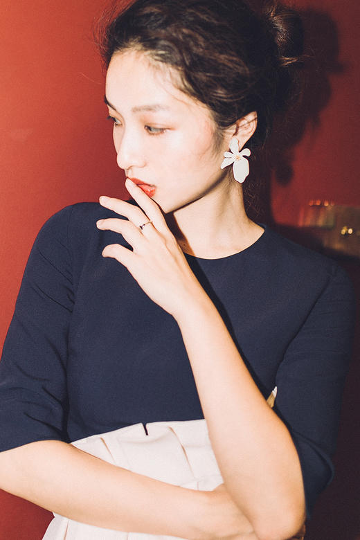 AtelierMissLu / Brenda 藏青褶皱装饰中袖连身裙 商品图5