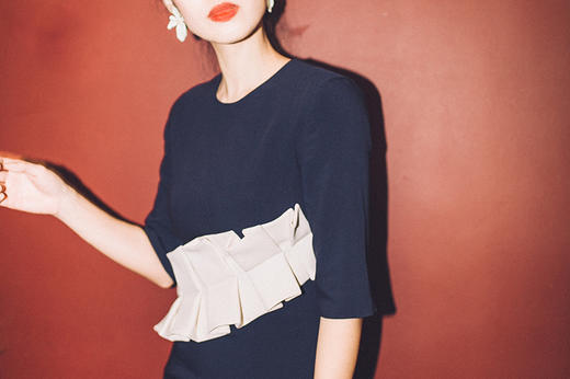 AtelierMissLu / Brenda 藏青褶皱装饰中袖连身裙 商品图3