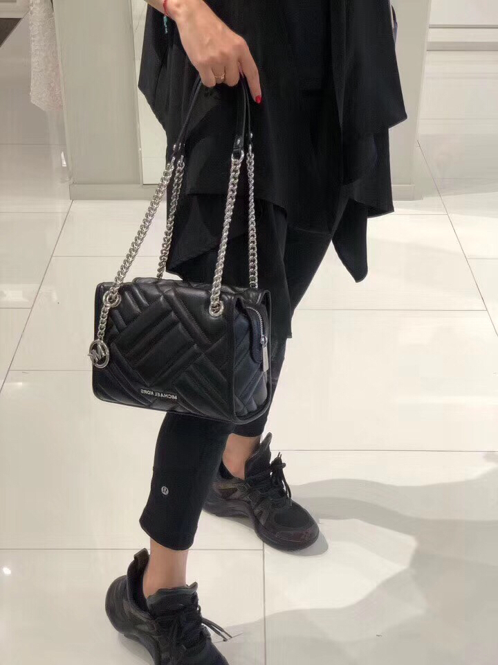 michael kors mk 新款小号kathy黑色/灰色斜挎包,羊皮制成,上身超好看