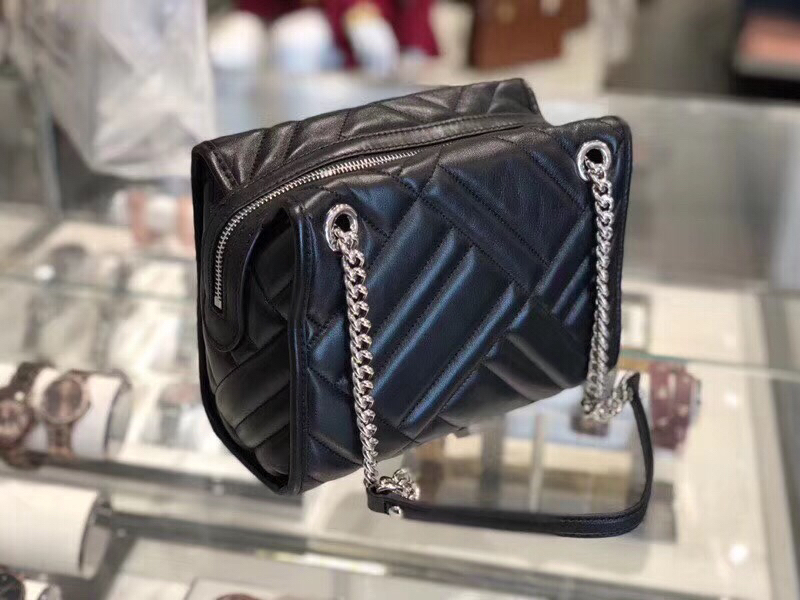 michael kors mk 新款小号kathy黑色/灰色斜挎包,羊皮制成,上身超好看