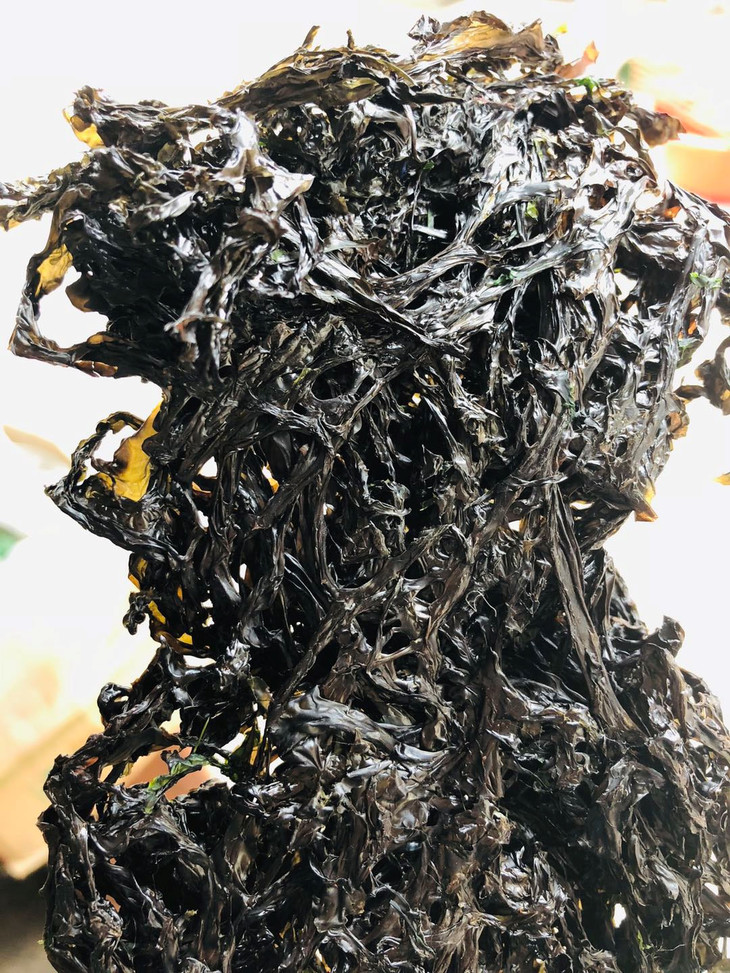 干燥无潮湿感;次品则有明显的潮味或霉味, 4颜色:头水紫菜呈紫红色或