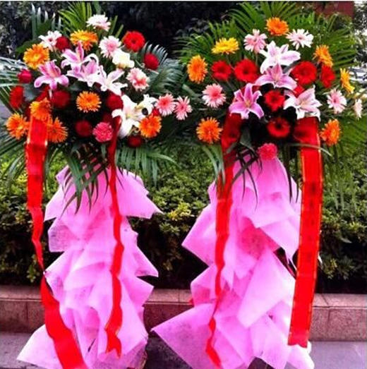 浪漫(开业花篮）---30朵各色弗兰花，一支百合 木质三角架(1338) 商品图0