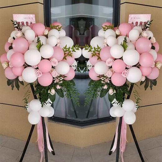 生意昌盛 单个   16个粉气球，22个白气球，戴安娜粉玫瑰间插，龟背叶等绿叶搭配(1642) 商品图0