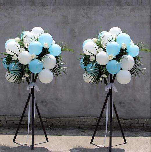 生意稳如山 单个  8个蓝色气球，8个白色气球，适量白玫瑰间插，绿叶搭配，散尾叶间插（1639） 商品图0