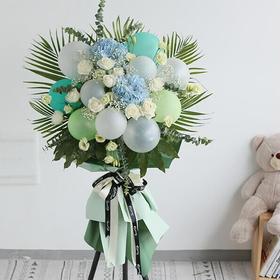 兴旺齐福   单个     气球10个（白6浅绿2青色2），蓝绣球两朵，白玫瑰和白桔梗适量，尤加利、散尾葵、巴西叶搭配（1640）